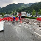 AUFRÄUMARBEITEN NACH VERKEHRSUNFALL