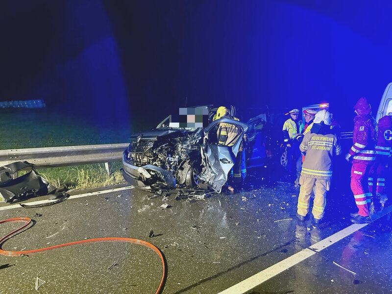 VERKEHRSUNFALL MIT EINGEKLEMMTEN PERSONEN