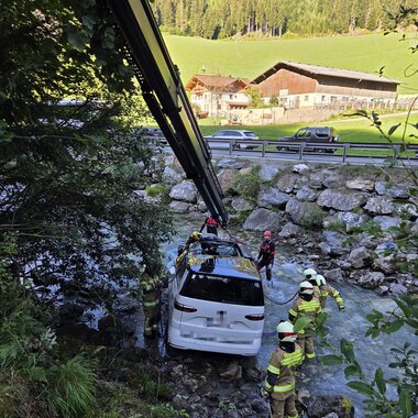 VERKEHRSUNFALL MIT EINGEKLEMMTER PERSON
